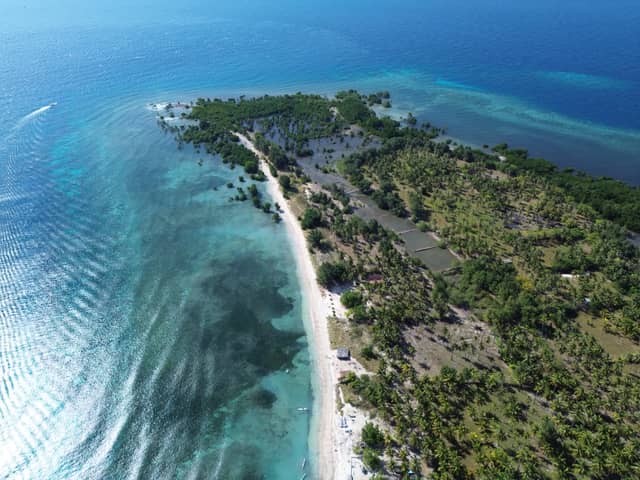 Garis Pantai & Laut Biru Bugis Medang